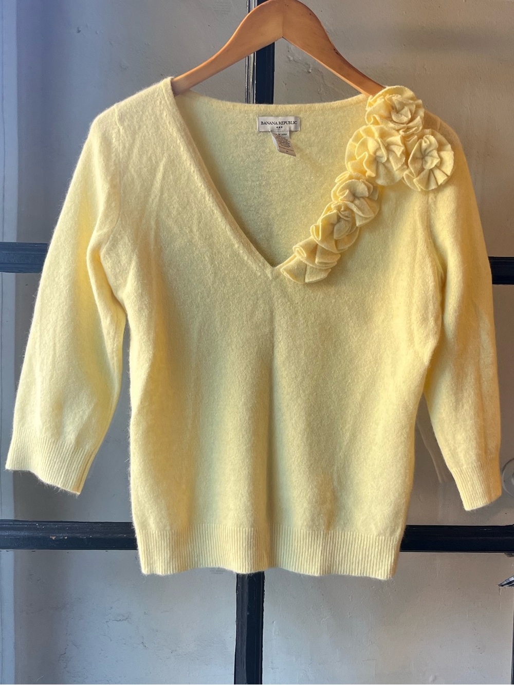 Beautiful 90’s Y2K Banana Republic Yellow Cashmere Sweater Top